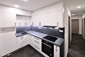 Interiér - rekonstrukce bytu - kuchyň s chodbou