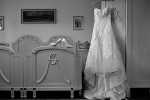Svatební šaty nevěsty v ložnici.