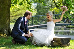 svatební fotografie portrét nevěsty a ženicha v zámeckém parku