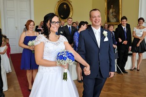 svatební fotografie ženich a nevěsta a svatebčané při svatebním obřadu v zámku v Kostelci nad Orlicí
