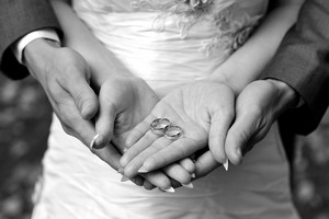 Snubní prstýnky v dlaních novomanželů