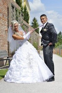 Svatební foto ženicha a nevěsty na terasách v Hradci Králové