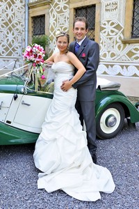 Portrét novomanželů u svatebního automobilu