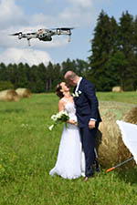 Novomanželský polibek a video natáčené dronem.
