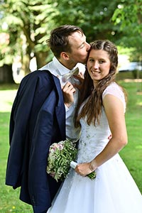 Svatební fotografie portrét nevěsty a ženicha - zámecký park Doudleby nad Orlicí